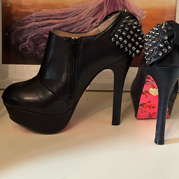 Betsey Johnson Black Studded Heels - Picture 3 of 10